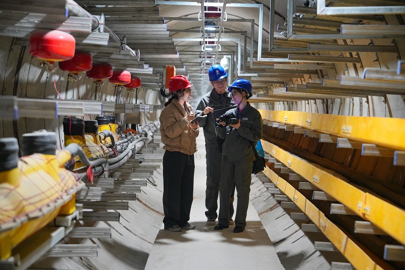 新春走基層|巡檢湖底電纜隧道