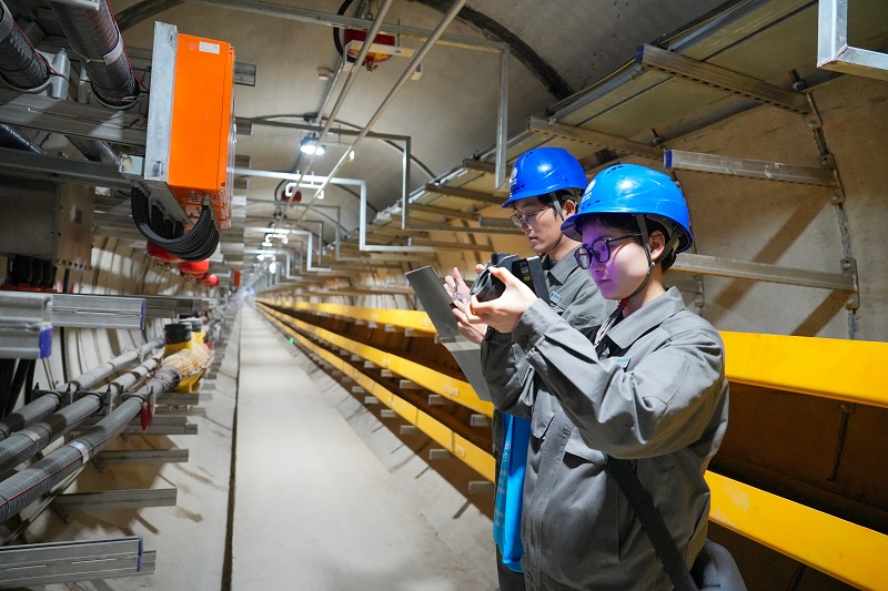 新春走基層|巡檢湖底電纜隧道