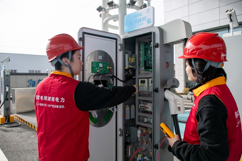 春節(jié)我在崗·守護(hù)萬(wàn)家燈火|車網(wǎng)互動(dòng) 城鄉(xiāng)暢行