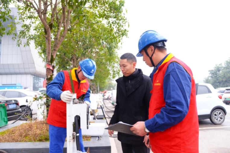 春節(jié)我在崗·守護(hù)萬(wàn)家燈火|車網(wǎng)互動(dòng) 城鄉(xiāng)暢行