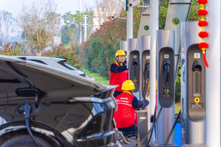 春節(jié)我在崗·守護(hù)萬(wàn)家燈火|車網(wǎng)互動(dòng) 城鄉(xiāng)暢行